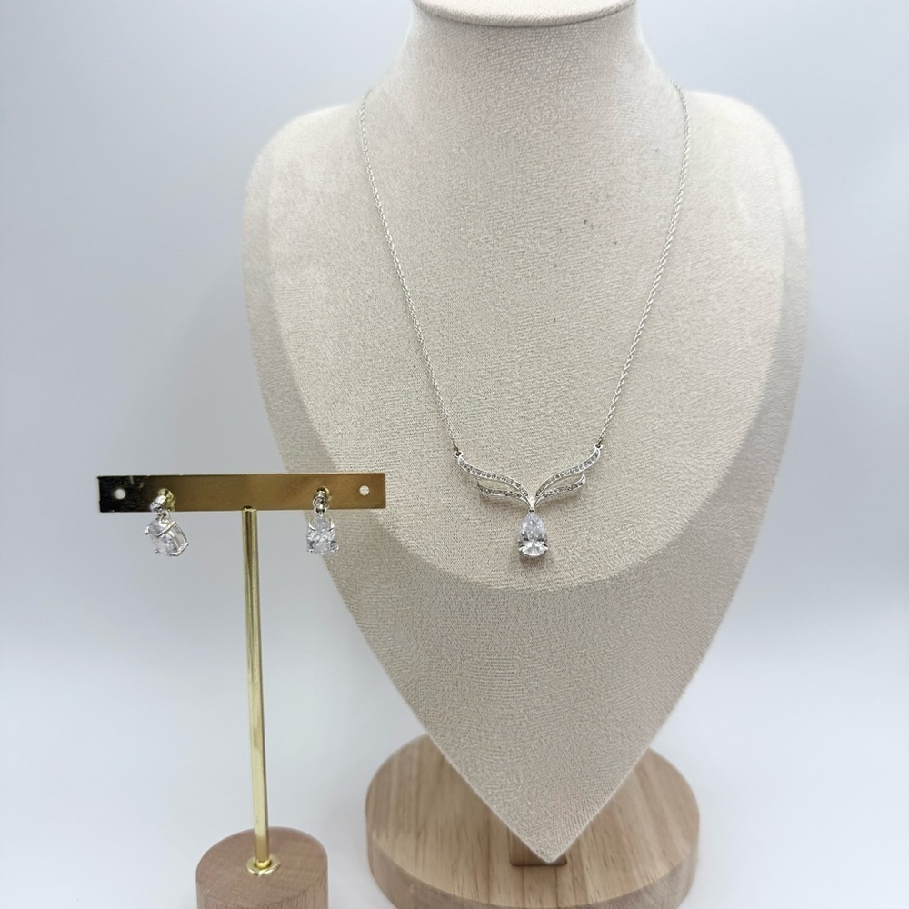 Vintage Avon Signed Elegant Silver Tone Rhinestone Necklace and Earring Set
